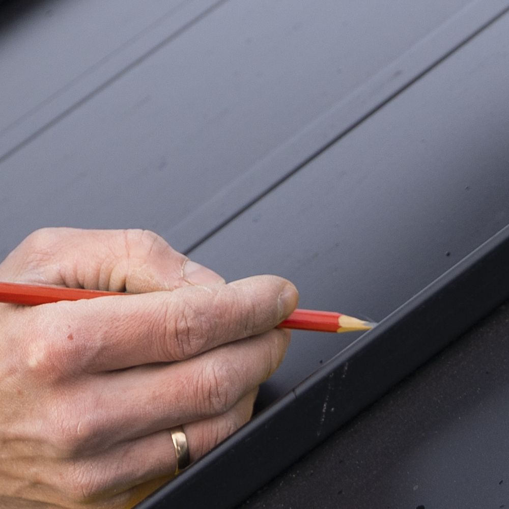 Gouttières en aluminium posées sur toiture provençale